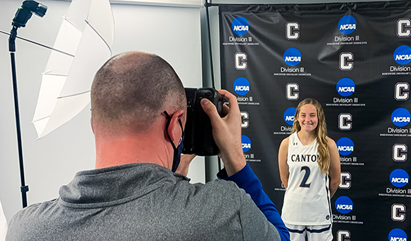 Nate Hart photographing women's basketball player Autumn Kunes.